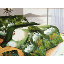 Пара белых лебедей, отдыхающих в темно-зеленых озерах, проектирует кровать размера &quot;queen size&quot;